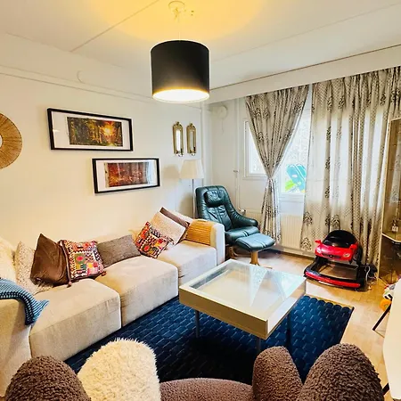 Modern In Peaceful Area With Private Lawn, Bbq & Free Parking *