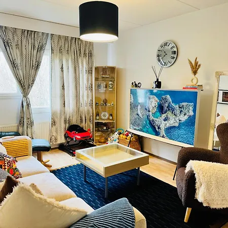 Modern With Private Lawn, Bbq & Free Parking In Peaceful Area *