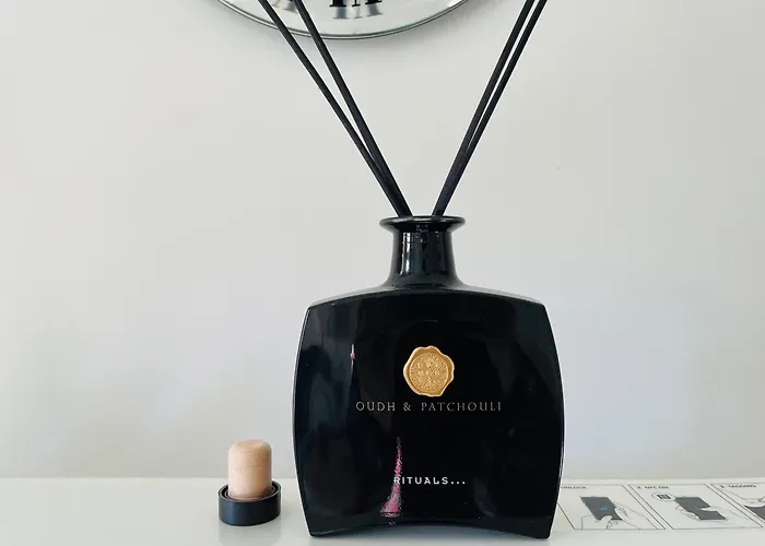 Modern In Peaceful Area With Private Lawn, Bbq & Free Parking 度假居